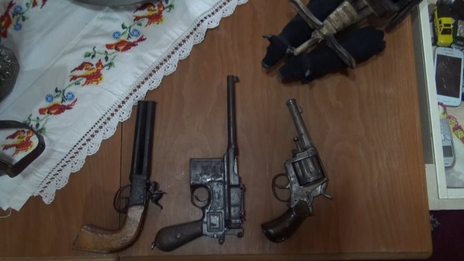 Bursa’da Evlerinde Biriktirdikleri Antika Eşyalarla Yörük Kültürünü Yaşatıyorlar