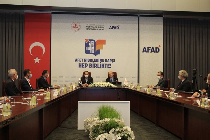 İçişleri Bakanı Süleyman Soylu: "Deprem Sonrası Enkaz Altında Nerede Olduğunuz Belirlenebilecek"