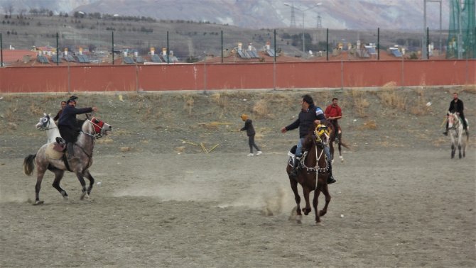 Erzincan’da Atlı Cirit Heyecanı Başladı