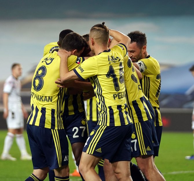 Süper Lig: Fenerbahçe: 1 - Gençlerbirliği: 1 (İlk Yarı)
