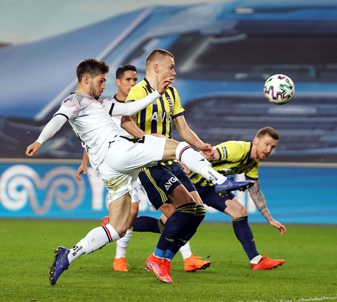 Süper Lig: Fenerbahçe: 1 - Gençlerbirliği: 1 (İlk Yarı)