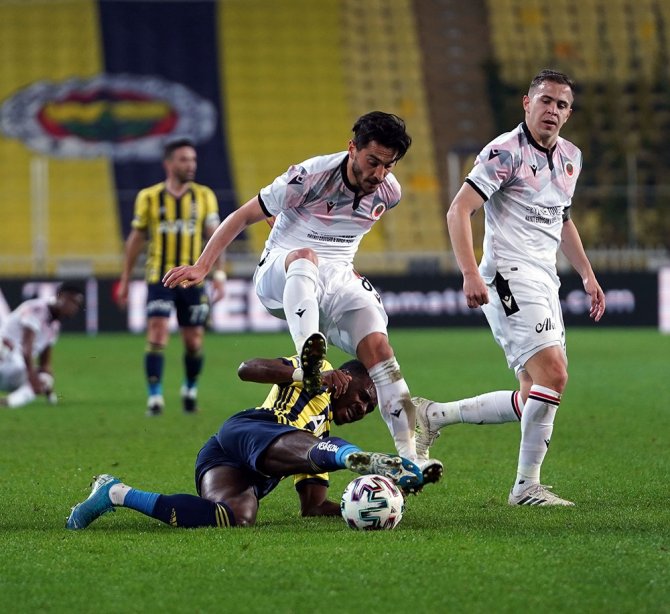 Süper Lig: Fenerbahçe: 1 - Gençlerbirliği: 1 (İlk Yarı)