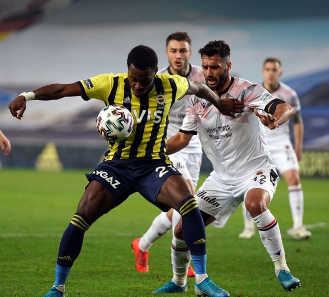 Süper Lig: Fenerbahçe: 1 - Gençlerbirliği: 1 (İlk Yarı)