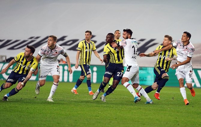 Süper Lig: Fenerbahçe: 1 - Gençlerbirliği: 1 (İlk Yarı)