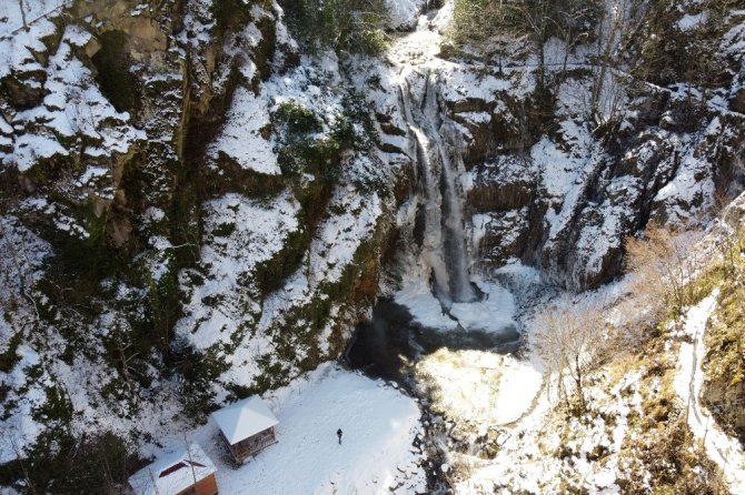 Gümüşhane’de Çağlayandibi Şelalesi Buz Tuttu