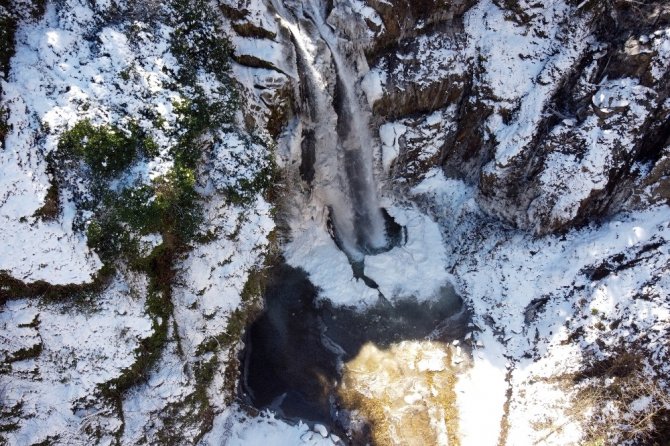 Gümüşhane’de Çağlayandibi Şelalesi Buz Tuttu