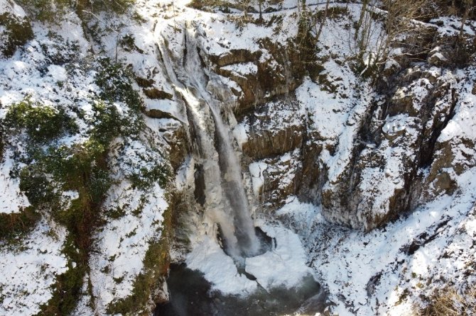 Gümüşhane’de Çağlayandibi Şelalesi Buz Tuttu