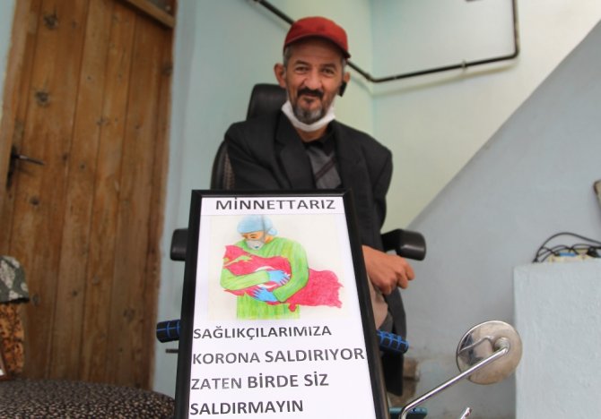 Sağlıkçıları Alkışlayamayınca Tek Ayağıyla Resimlerini Çizdi