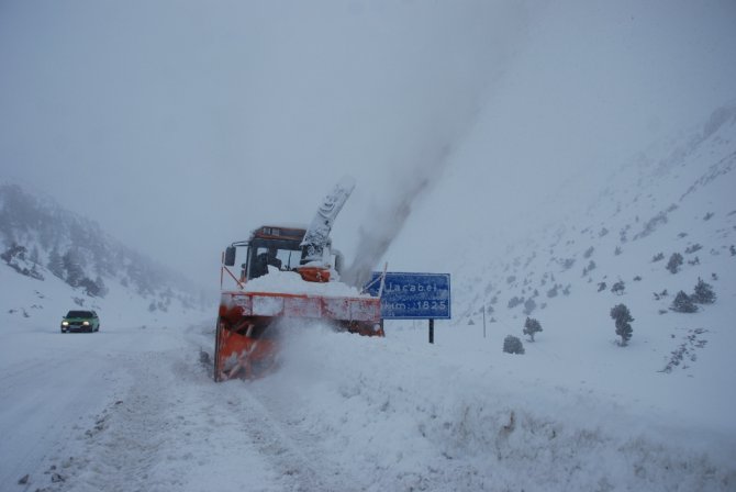Antalya-konya Karayolunda Kar Kalınlığı 60-70 Santime Ulaştı
