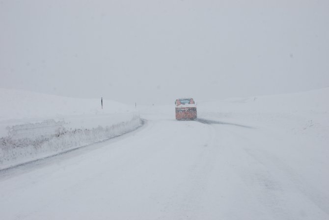 Antalya-konya Karayolunda Kar Kalınlığı 60-70 Santime Ulaştı