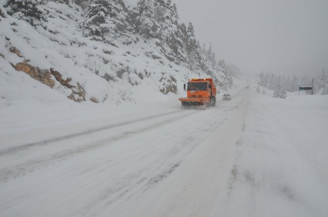 Antalya-konya Karayolunda Kar Kalınlığı 60-70 Santime Ulaştı