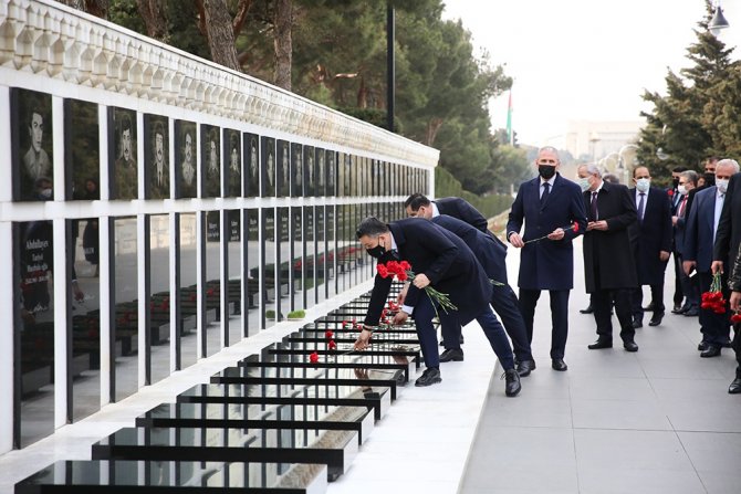 Bakan Pakdemirli, Bakü’de Şehitlikleri Ziyaret Etti