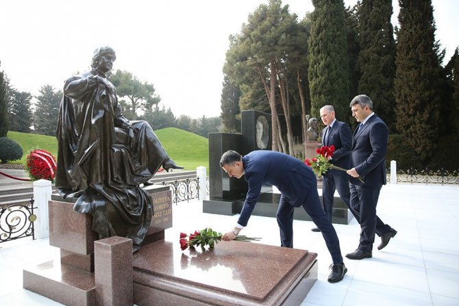 Bakan Pakdemirli, Bakü’de Şehitlikleri Ziyaret Etti