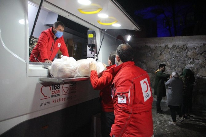 Yusufeli Dereiçi Köyündeki Yangında Soğutma Çalışmaları Devam Ediyor