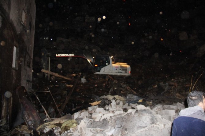 Yusufeli Dereiçi Köyündeki Yangında Soğutma Çalışmaları Devam Ediyor