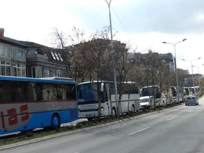 Kosova’da Otobüs Konvoylu Protesto Eylemi