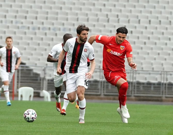 Süper Lig: Fatih Karagümrük: 1 - Hes Kablo Kayserispor: 0 (İlk Yarı)