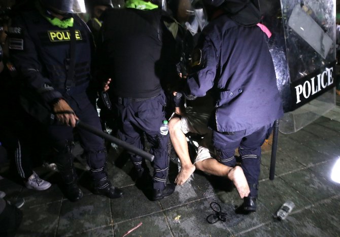 Tayland’da Monarşi Karşıtı Protestocular Polisle Çatıştı