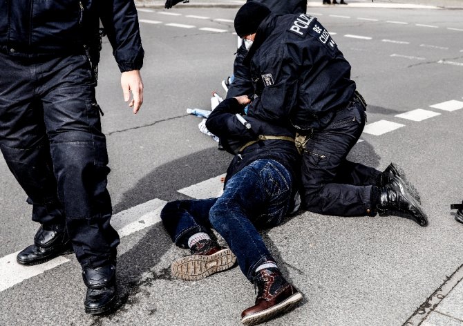 Almanya’da Covid-19 Önlemleri Protestolarında Arbede: Çok Sayıda Gözaltı