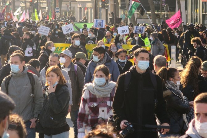 Fransa’nın Birçok Kentinde Irkçılık Ve Polis Şiddeti Protesto Edildi