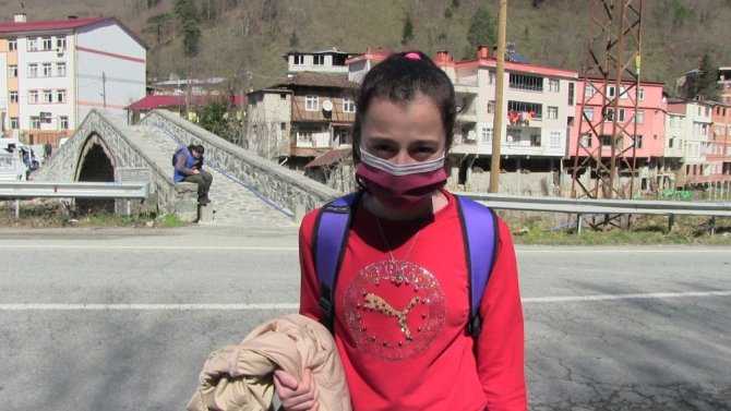 Artvin’i Karadeniz Sahiline Bağlayan Yol Üzerinde Bulunan Demirciler Köyü Sakinleri Çocukları İçin Yola Üst Geçit İstiyor