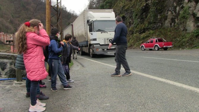 Artvin’i Karadeniz Sahiline Bağlayan Yol Üzerinde Bulunan Demirciler Köyü Sakinleri Çocukları İçin Yola Üst Geçit İstiyor