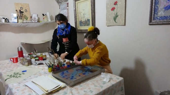 Kelebek Hastası Genç Kız Ebru Sanatıyla Kendine Hayran Bırakıyor