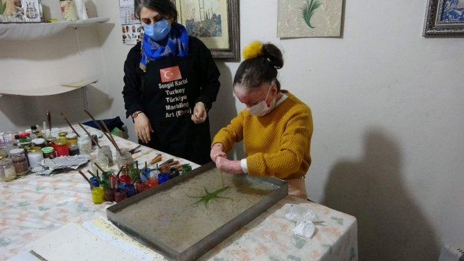 Kelebek Hastası Genç Kız Ebru Sanatıyla Kendine Hayran Bırakıyor