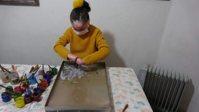 Kelebek Hastası Genç Kız Ebru Sanatıyla Kendine Hayran Bırakıyor