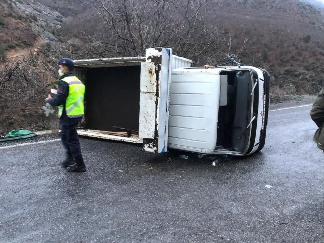 Artvin’de Kamyonet Devrildi: 2 Yaralı