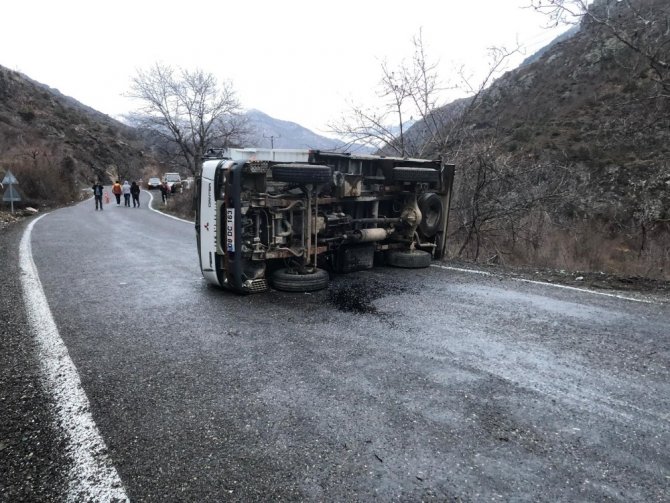 Artvin’de Kamyonet Devrildi: 2 Yaralı