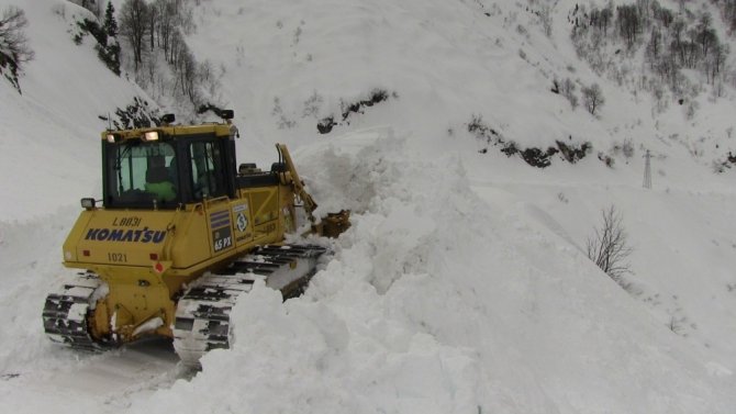 Artvin’in Macahel Bölgesinde Karla Ve Çığla Mücadele Gece Gündüz Devam Ediyor