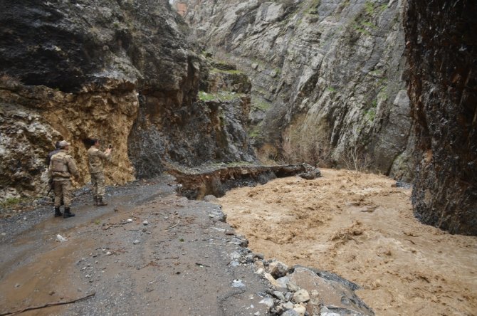 Şırnak’ı Sel Vurdu: Köy Yolları, Ahır Ve Tarlalar Sular Altında Kaldı