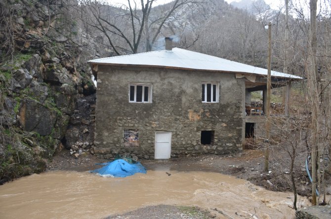 Şırnak’ı Sel Vurdu: Köy Yolları, Ahır Ve Tarlalar Sular Altında Kaldı
