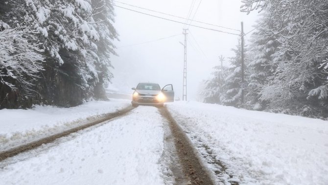 Artvin’in Ünlü Kafkasör Yaylası Yağan Karla Beyaza Büründü