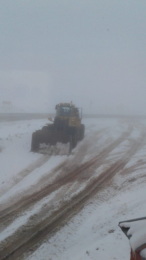 Eğribel’de Kar Yağışı Sürücülere Zor Anlar Yaşatıyor