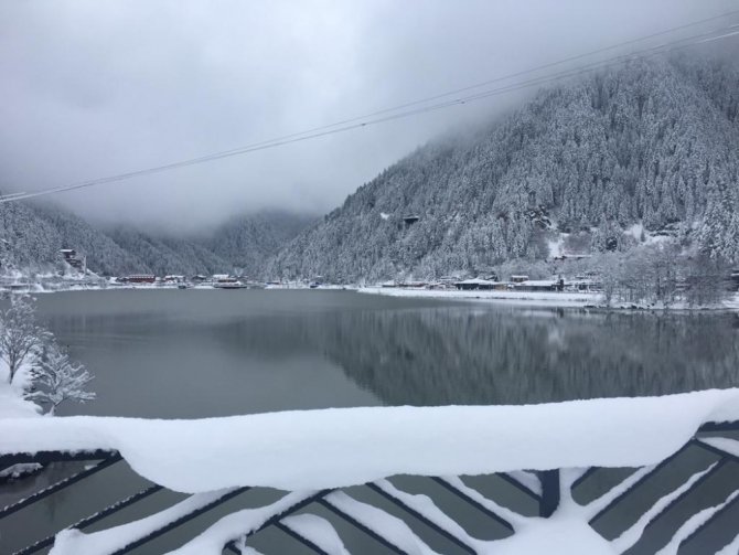 Uzungöl’e Mart Karı Düştü