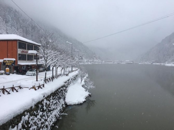 Uzungöl’e Mart Karı Düştü