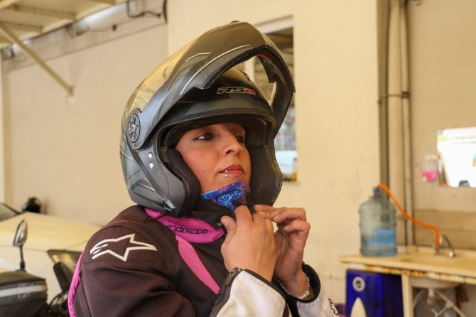 ‘Pembe Kasklar’ Motosikletleriyle Trafikte Rakip Tanımıyor