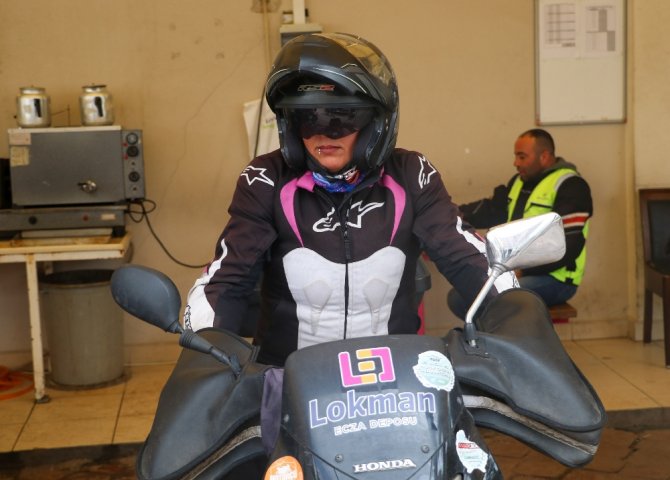 ‘Pembe Kasklar’ Motosikletleriyle Trafikte Rakip Tanımıyor