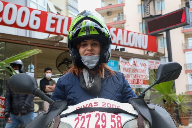 ‘Pembe Kasklar’ Motosikletleriyle Trafikte Rakip Tanımıyor