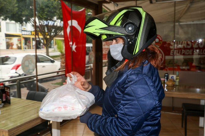 ‘Pembe Kasklar’ Motosikletleriyle Trafikte Rakip Tanımıyor