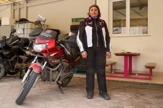 ‘Pembe Kasklar’ Motosikletleriyle Trafikte Rakip Tanımıyor