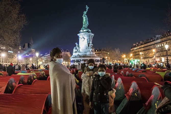 Yüzlerce Göçmen, Paris’in Ortasına Çadır Kurdu