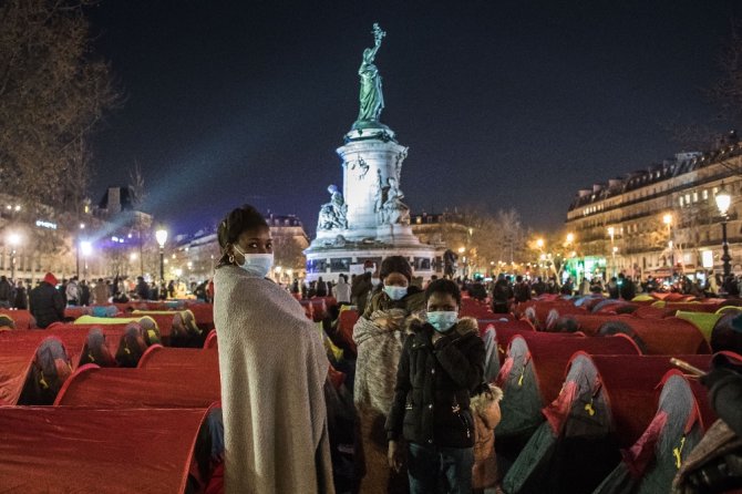 Yüzlerce Göçmen, Paris’in Ortasına Çadır Kurdu