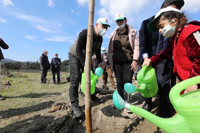 Bakan Pakdemirli, Dut Ormanı İsteyen Otizmli Çocukları Kırmadı