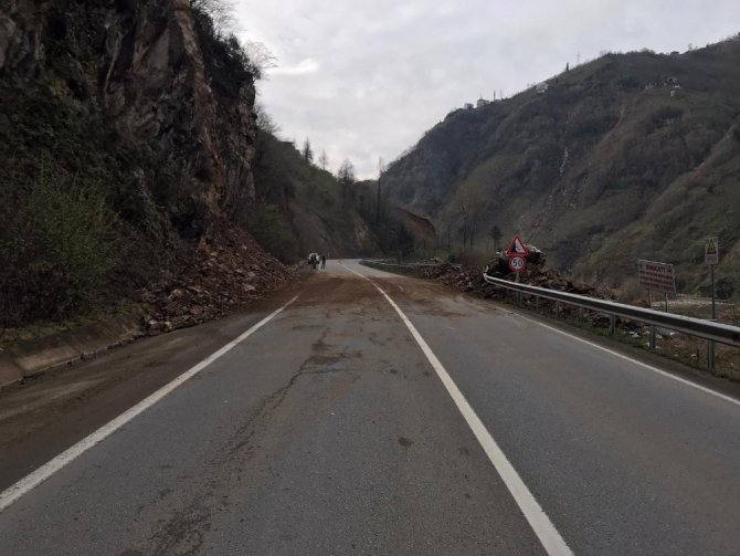 Tirebolu-doğankent Karayolunda Heyelan