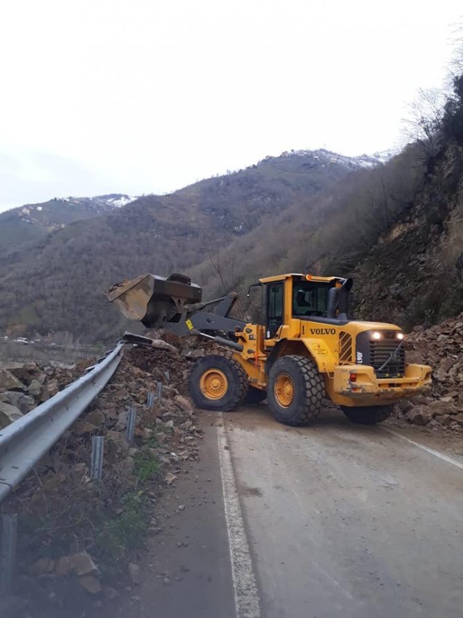 Tirebolu-doğankent Karayolunda Heyelan