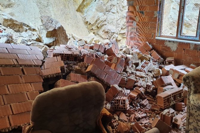 Gümüşhane’de Dağdan Kopan Kaya Parçaları Evin İçine Doldu