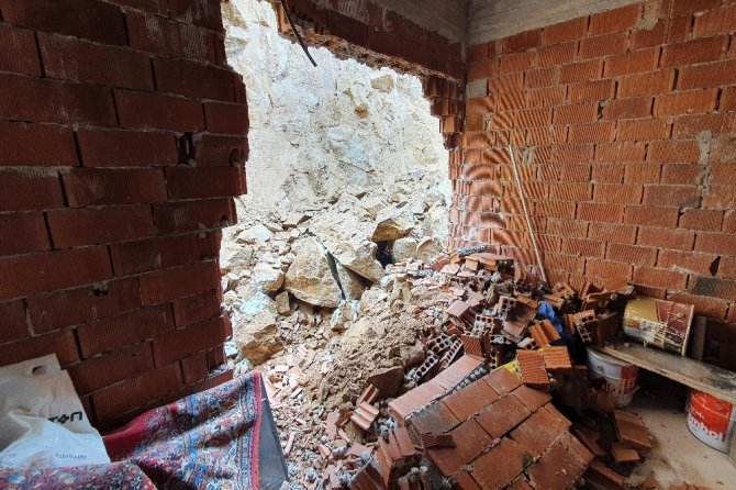 Gümüşhane’de Dağdan Kopan Kaya Parçaları Evin İçine Doldu